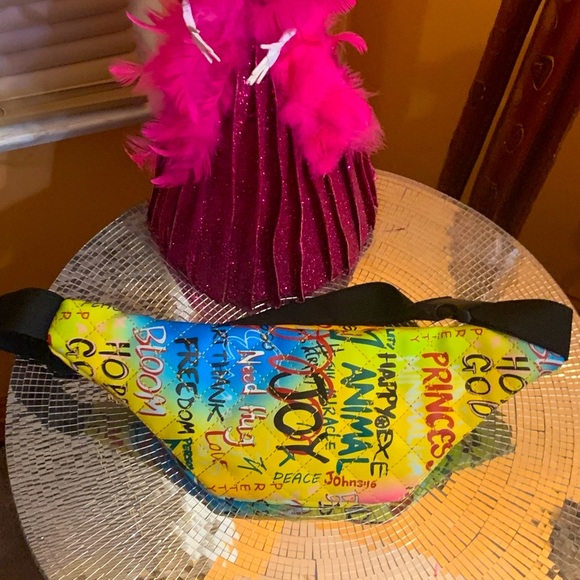 Graffiti Fanny Pack! New! - Picture 3 of 4